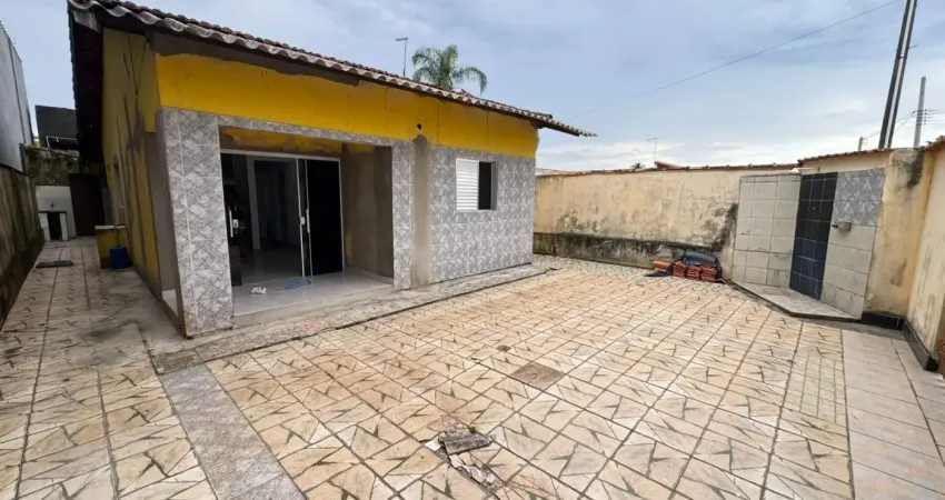 Casa localizada lado praia, a 950 metros do mar em rua pavimentada, com 3 quartos (sendo 1 suíte), possui churrasqueira - Escritura