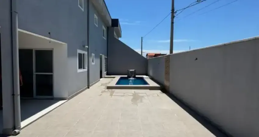 Casa localizada lado praia, a 50 metros do mar em rua pavimentada, com 3 quartos (sendo 1 suíte), possui area gourmet com churrasqueira e piscina - Escritura