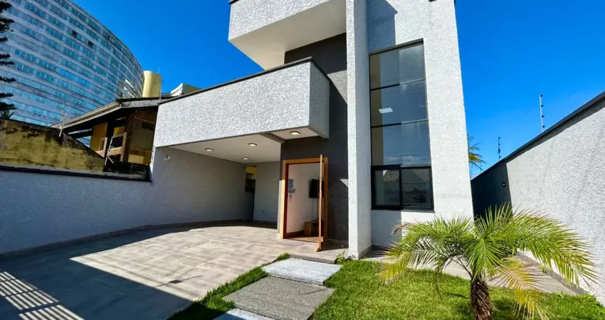 Casa localizada lado praia, a 80 metros do mar em rua calçada, com 4 quartos (sendo 2 suítes), possui area gourmet com churrasqueira e piscina - Escritura