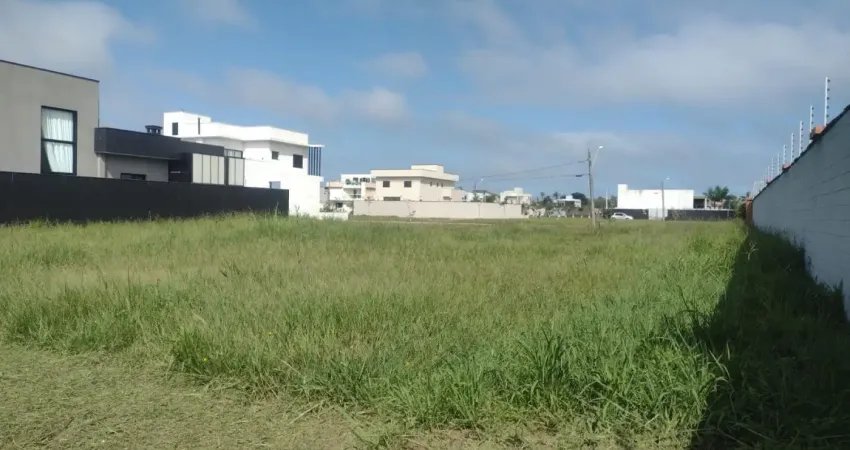 Terreno localizado lado praia, a 500 metros do mar em rua calçada, Condominio possui piscina, jardim, cinema, academia, playground, salão de festas e area gourmet com churrasqueira - Escritura