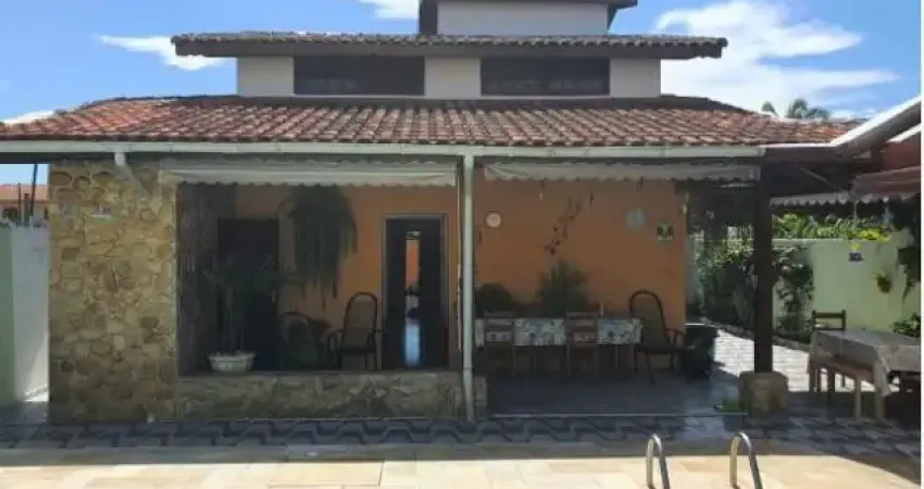 Casa localizada lado praia, a 250 metros do mar em rua calçada, com 3 quartos, possui area gourmet com churrasqueira - Escritura