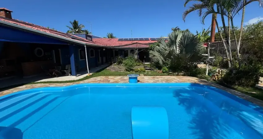 Casa localizada lado praia, a 100 metros do mar em rua calçada, com 3 quartos suítes, possui area gourmet com churrasqueira, piscina, jardim e edícula