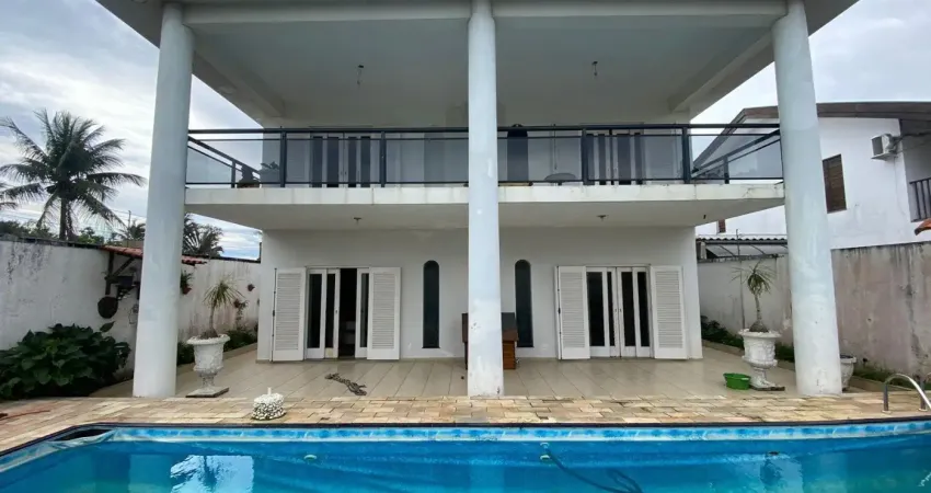 Casa localizada lado praia a 100 metros do mar em rua asfaltada, com 8 quartos (sendo 8 suítes), possui area gourmet com churrasqueira, piscina, lago com cascata, jardim artificial e banheira