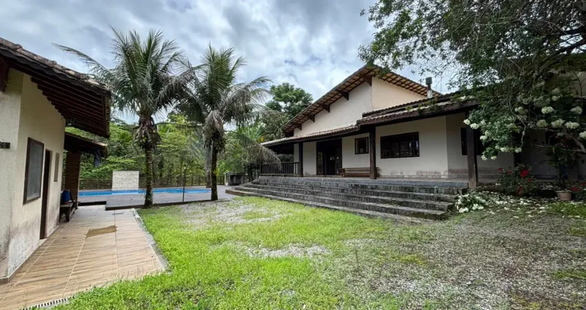 Chacra localizada lado serra a 7000 metros da rodovia, com 5 quartos (sendo 5 suítes) Possui espaço gourmet com churrasqueira, piscina aquecida ,sauna ,forno a lenha forno de pizza, lago e árvores fru