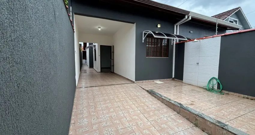 Casa localizada lado praia a 1600 metros do mar em rua calçada, com 2 quartos (sendo 1 suíte), possui area gourmet com churrasqueira - Escritura