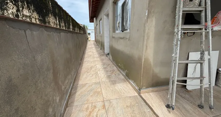 Casa localizado lado praia a 1500 metros do mar, com 2 quartos (sendo 1 suíte), possui area gourmet com churrasqueira e piscina - Escritura