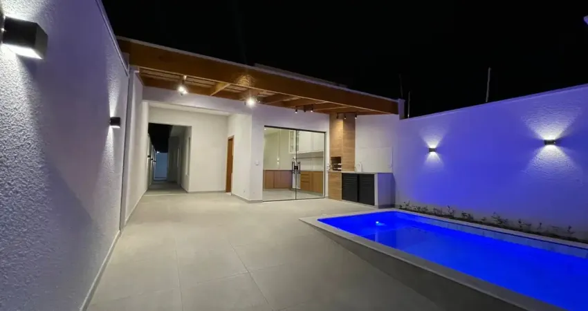 Casa localizada lado praia a 2000 metros do mar em rua calçada, com 2 quartos (sendo 1 suíte), possui area gourmet e piscina