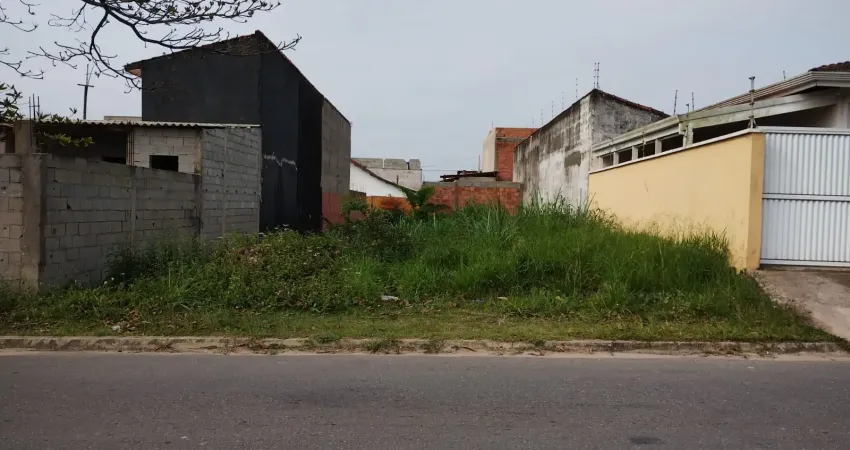Terreno localizado lado praia a 1300 metros do mar em rua calçada - Escritura