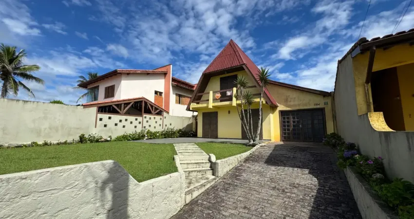 Casa localizada lado praia frente mar em rua calçada, com 3 quartos, possui area gourmet com churrasqueira e edícula - Escritura