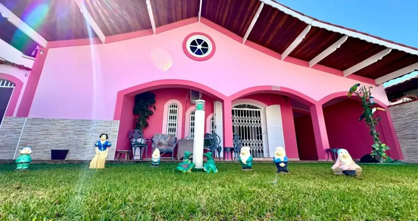 Casa localizada lado praia a 300 metros do mar em rua pavimentada, com 3 quartos (sendo 1 suíte), possui area gourmet com churrasqueira e piscina - Escritura