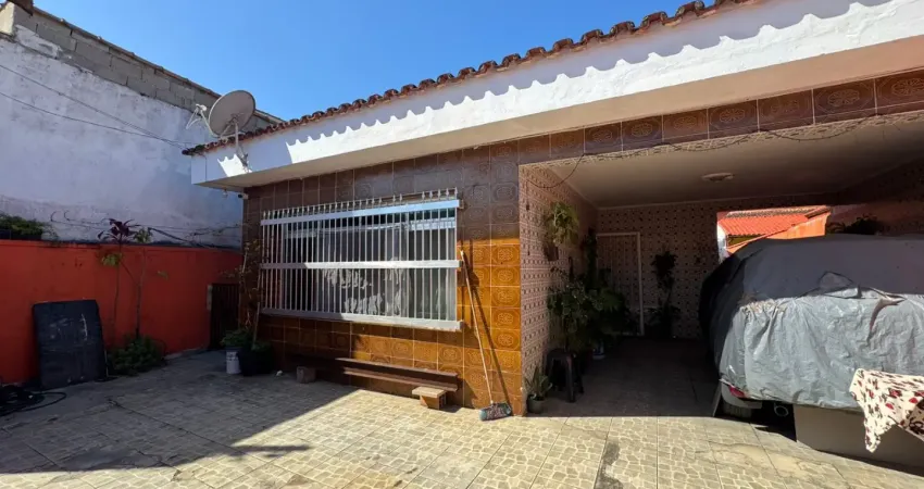 Casa localizada lado praia a 500 metros do mar em rua calçada, com 3 quartos, possui area gourmet com churrasqueira, piscina e jardim - Escritura