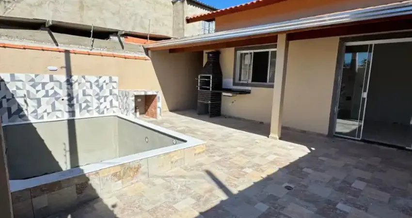 Casa localizada lado praia a 1500 metros do mar, com 2 quartos (sendo 1 suíte), possui area gourmet com churrasqueira - Escritura