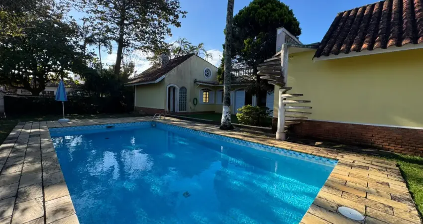 Casa localizada lado praia a 120 metros do mar em rua calçada, com 3 quartos (sendo 1 suíte), possui area gourmet com churrasqueira, jardim, lareira e adega subterrânea - Escritura