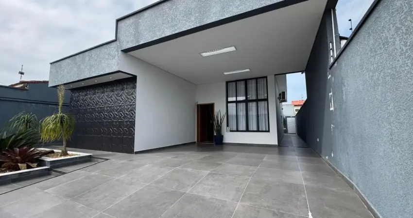 Casa localizada lado praia a 800 metros do mar em rua calçada, com 3 quartos (sendo 1 suíte), possui area gourmet com churrasqueira, piscina e jardim - Escritura