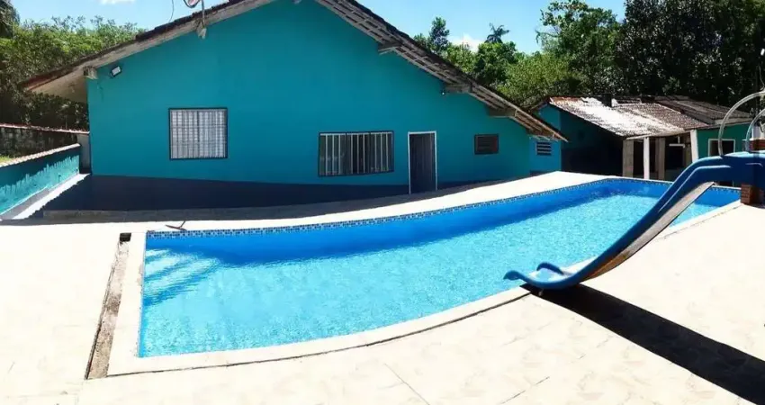 Chácara com 3 quartos, piscina e área gourmet em Peruíbe.