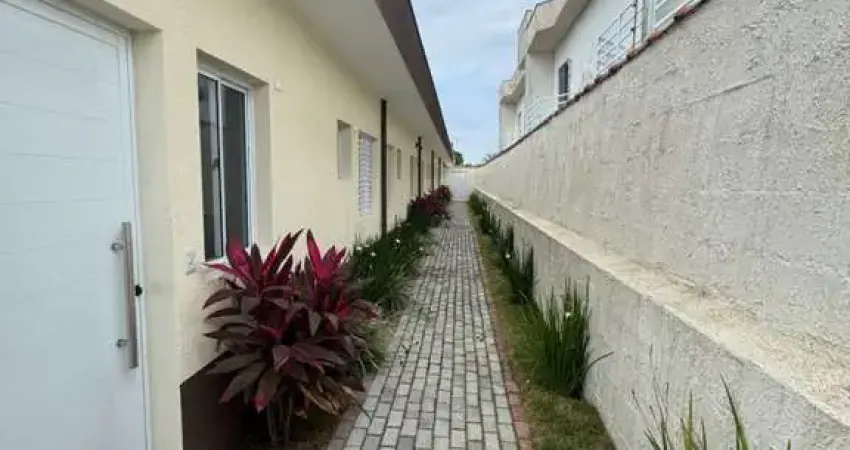 Casa em condomínio com 2 quartos, piscina e área gourmet em Itanhaém.