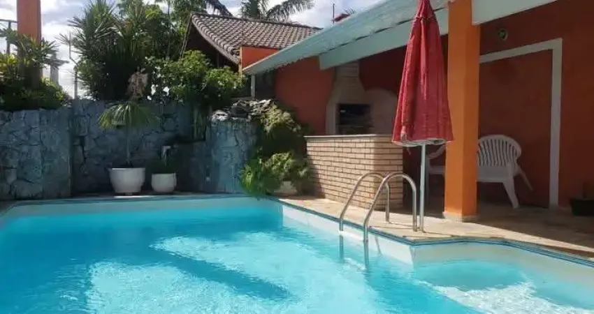 Casa à 100m do mar com 8 quartos e piscina em Peruíbe.
