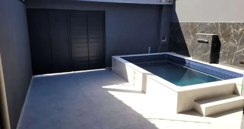Casa com 2 quartos, piscina e churrasqueira em Itanhaém.