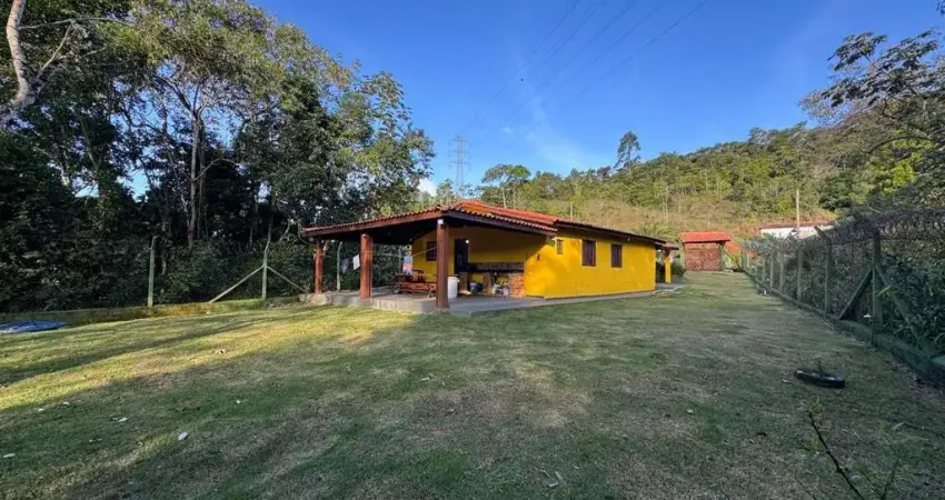 Chácara com 3 quartos, árvores frutíferas e espaço para piscina em Peruíbe.