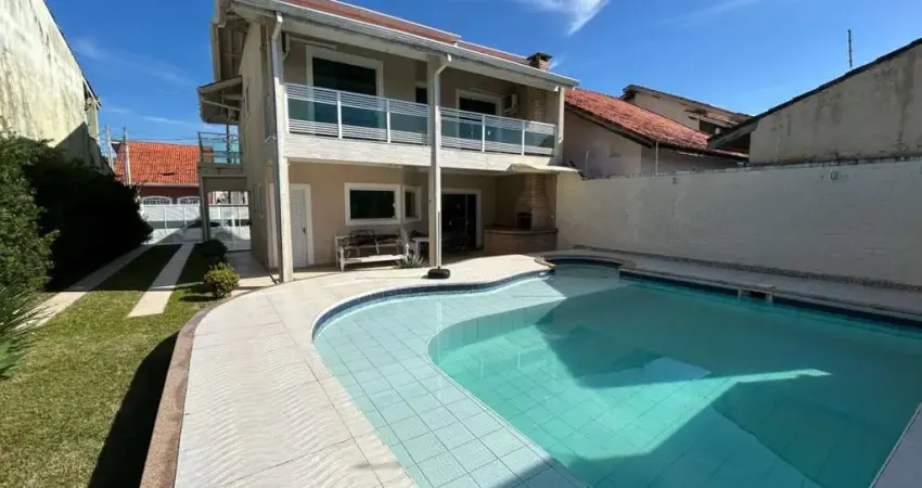 Casa à 100m do mar com piscina e 3 quartos em Peruíbe.