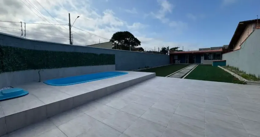 Casa na praia com piscina, 2 quartos e churrasqueira em Peruíbe.