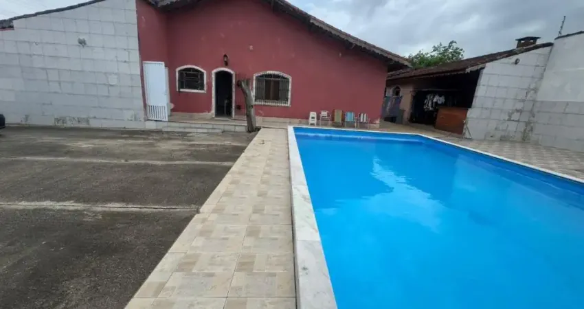 Casa à 150m do mar com 3 quartos e piscina em Peruíbe.