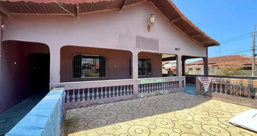 Casa na praia com 3 quartos, área gourmet e espaço para piscina em Peruíbe.