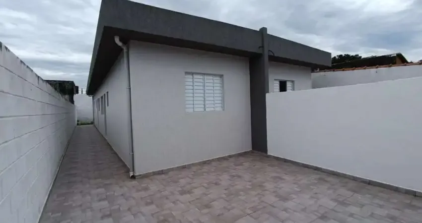 Casa com 2 quartos e espaço para piscina em Itanhaém.