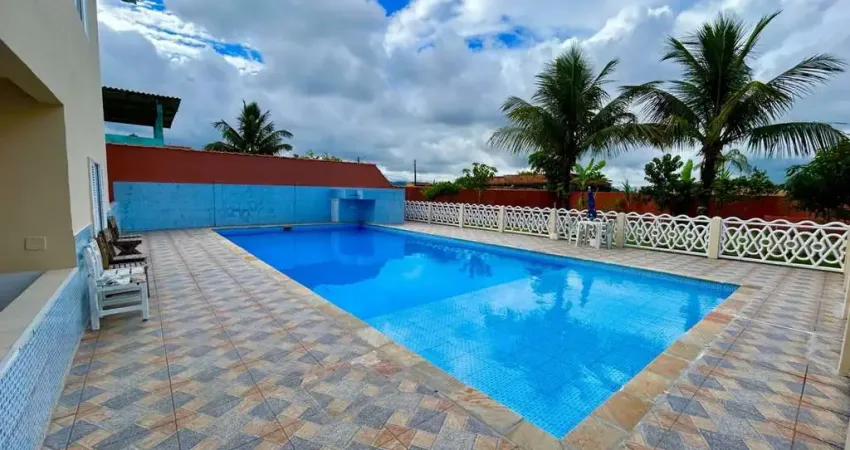 Chácara com 6 quartos, piscina e árvores frutíferas em Itanhaém.