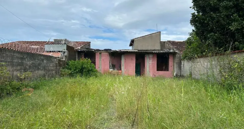 Casa com 2 quartos, espaço para piscina e jardim em Itanhaém.
