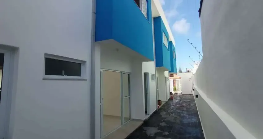 Casa em condomínio com 2 quartos e piscina em Itanhaém.