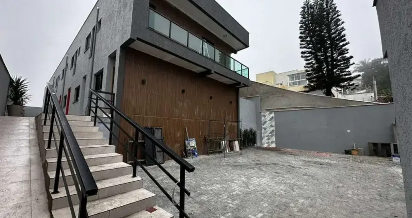 Casa frente mar com 2 quartos, piscina e churrasqueira em Itanhaém.