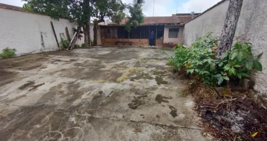 Casa com 2 quartos, churrasqueira e espaço para psicina em Itanhaém.