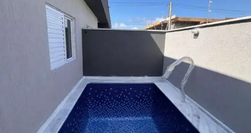 Casa em condomínio com 2 quartos, piscina e área gourmet em Itanhaém.