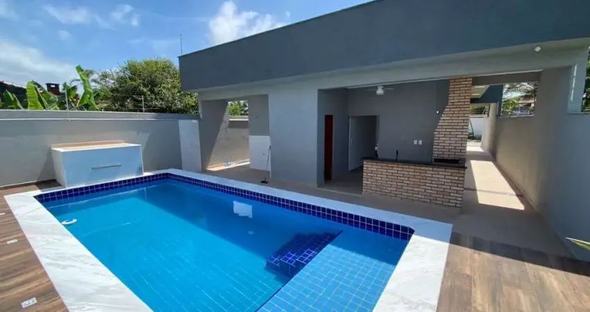Casa à 48m do mar com piscina e 3 quartos em Itanhaém.
