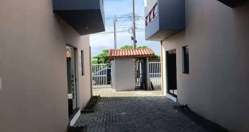 Casa em condomínio com 2 quartos e área gourmet em Itanhaém.