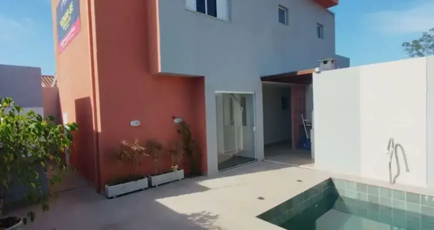 Casa em condomínio com 2 quartos, piscina e churrasqueira em Itanhaém.