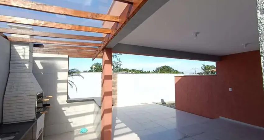 Casa com 2 quartos, piscina e churrasqueira em Itanhaém.