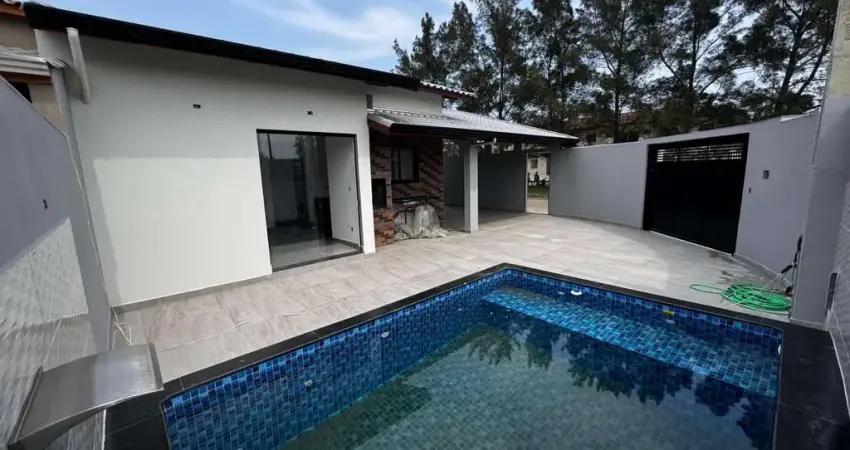 Casa à 50m do mar com piscina, 2 quartos e área gourmet em Itanhaém.