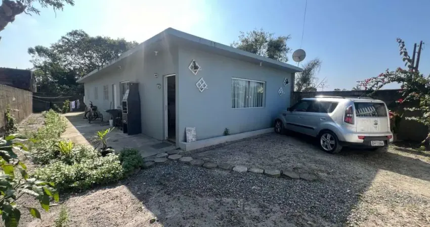 Casa com 3 quartos, churrasqueira e espaço para piscina em Itanhaém.