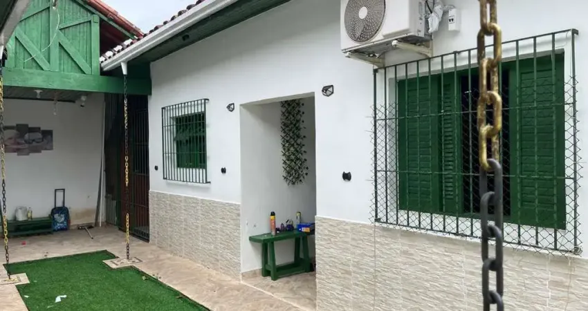 Casa com 3 quartos, jardim e churrasqueira em Itanhaém.