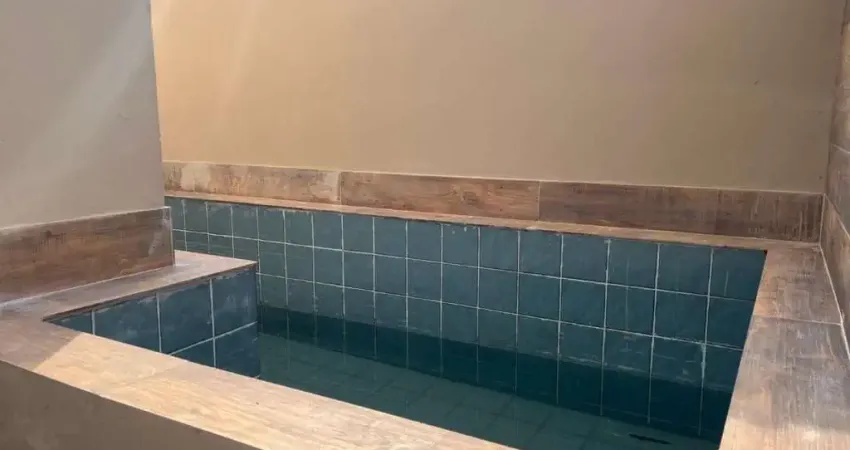 Casa em condomínio com piscina, 2 quartos e área gourmet em Itanhaém.