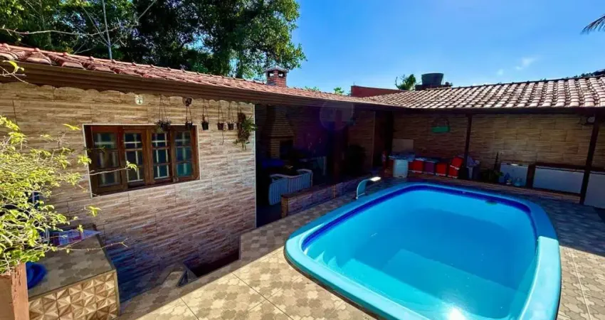 Casa com piscina, 3 quartos e área gourmet em Itanhaém.