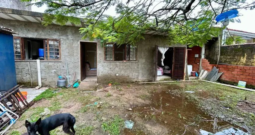 Casa à 800m do mar com espaço para piscina e jardim em Peruíbe.
