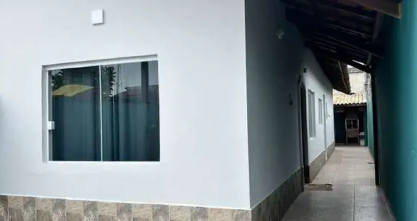 Casa com 2 quartos e área gourmet com churrasqueira em Itanhaém.