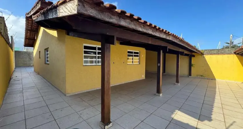 Casa à 100m do mar com 2 quartos, área gourmet e espaço para piscina em Itanhaém