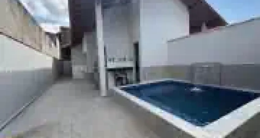 Casa com piscina, 2 quartos e área gourmet em Itanhaém.
