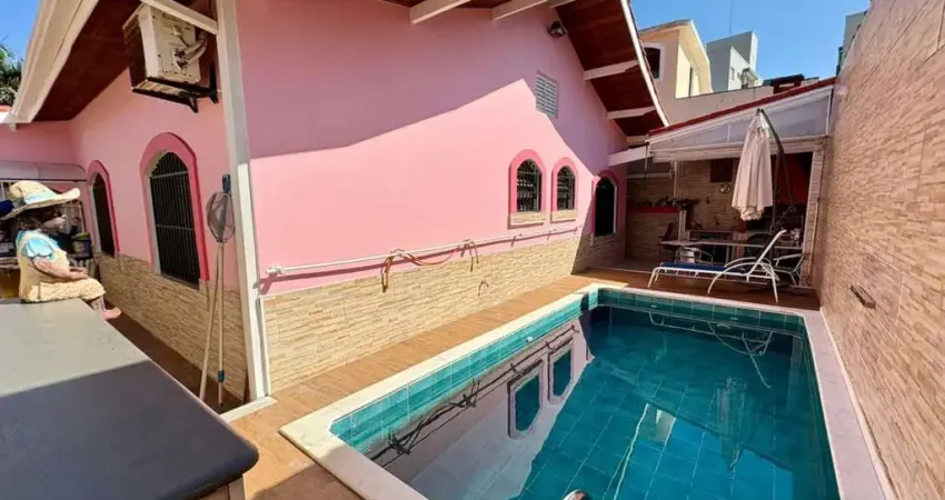 Casa com 3 quartos, piscina e churrasqueira em Peruíbe.