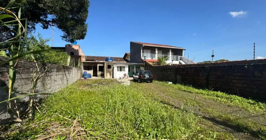 Casa com 2 quartos e espaço para piscina em Peruíbe.