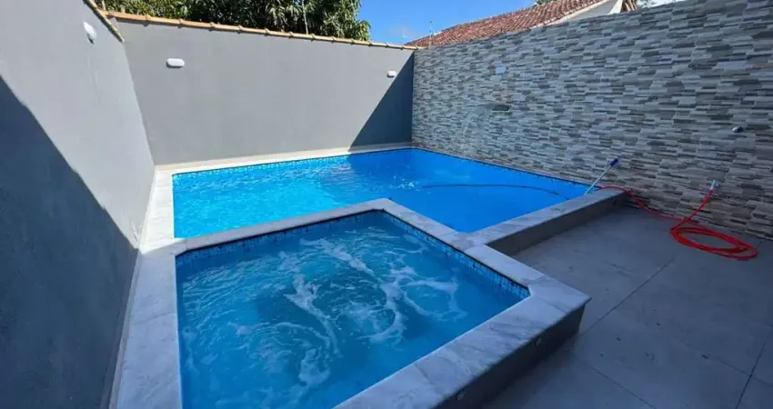 Casa com piscina, 2 quartos e área gourmet em Peruíbe.